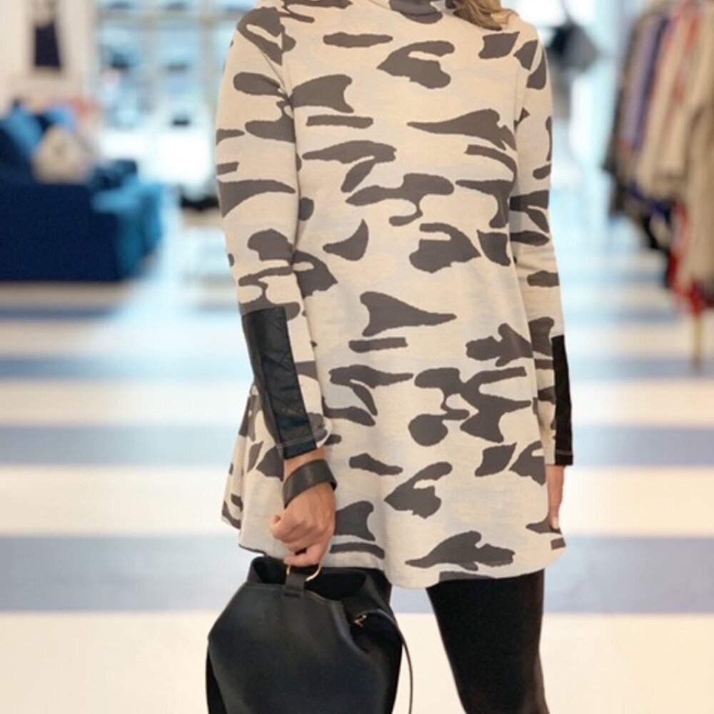 Tyler Boe "Chrissy" Camo Mock Neck Knit Tunic Top Women's Size Small